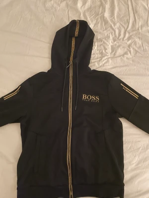 Hugo boss tröja  - Bra skick, inte sönder.