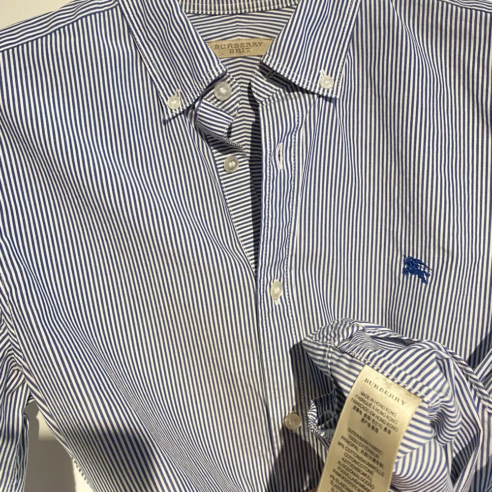 Hej, säljer en väldigt elegant och stilren skjorta från Burberry. Grym kvalite och passar perfekt i alla lägen. Nypris runt 5000kr. Storlek small och True To Size. Perfekt passform och snygg under ziptröja. Pris kan diskuteras. Hör av dig vid frågor. . Skjortor.
