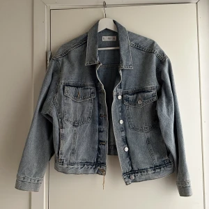 Jeansjacka  - Snygg oversize jeansjacka, endast använd 2 gånger!   Är mer blå i verkligheten 💕