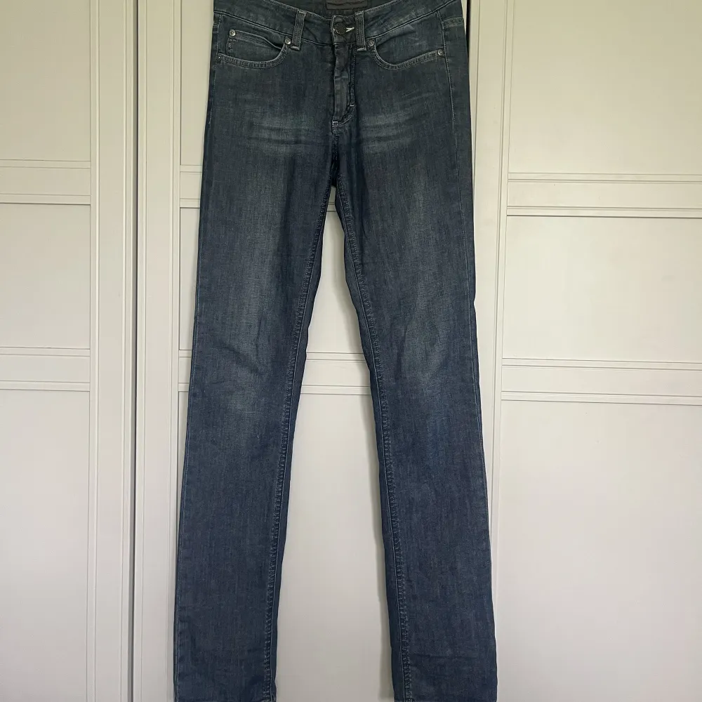 Säljer mina lågmidjade jeans i strl 34 från Acne jeans som är i fint skick😊 Eventuell frakt betalas av köparen📦. Jeans & Byxor.