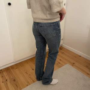 Lågmidjade/midwaist straight jeans från zara! Väldigt fint skick men passar tyvärr inte längre💞 Storlek 34 (är 160 o har vanligtvis S). 