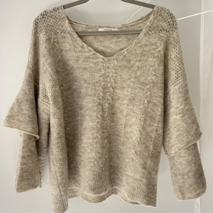 Tröja - Så fin tröja från märket cream. Fin kvalitet och fina arm detaljer. Storlek XL, passar mig som vanligtvis har xs/s beroende på hur man vill att den ska sitta. 
