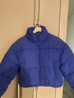Blå jacka - Kort blå pufferjacket från H&M endast provad med prislapp kvar Köpte för 399 säljer för 300