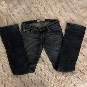 Lågmidjade utsvängda jeans i fint skick ifrån hollister. Midjan rakt över är 38cm och innerbens längden 81cm. Storleken 25w som står stämmer inte då dom passar mig som vanligtvis har 28-29w. Kontakta för mer info och bilder!!💘