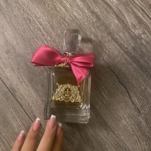 Juicy couture parfym  - Säljer denna skit goda juicy couture parfymen (viva la juicy) Några delar av parfymens smycke på korken har tyvärr gått av. Den är använd sen innan men relativt full. Pris kan diskuteras!🥰