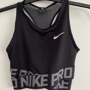 Sport top Nike  - Säljer min Nike sport top då den blivit för liten. Använt skick 