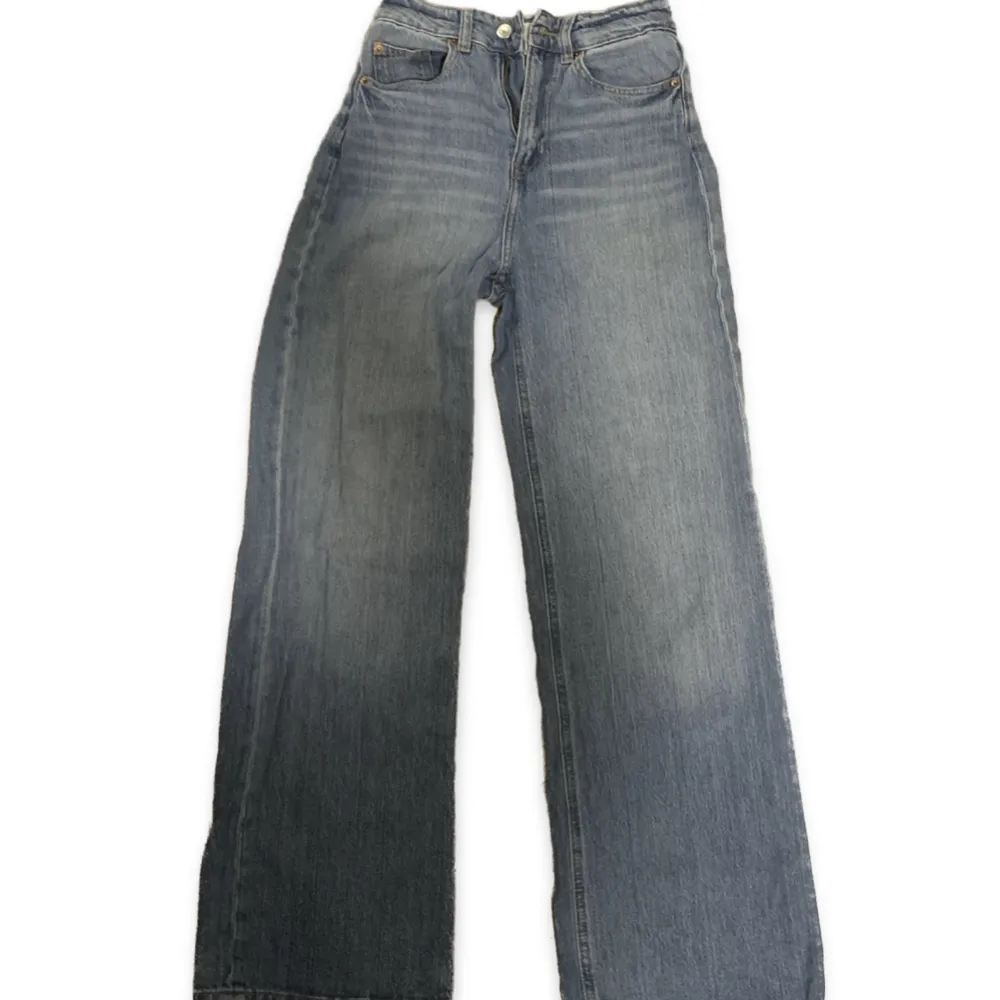 Jeans från hm, jättefin rak modell. Knappt använda. Är för korta i längden för mig, har längre ben. 174cm lång och brukar använda xs/s. Jeans & Byxor.