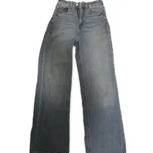 Jeans från hm, jättefin rak modell. Knappt använda. Är för korta i längden för mig, har längre ben. 174cm lång och brukar använda xs/s