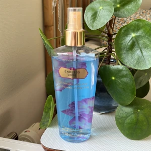 Victoria’s secret Endless Love-parfym - Nästan oanvänd Victoria’s Secret fragrance mist med doften Endless Love✨Köptes när de var som populärast för några år sedan och har bara inte blivit särskilt använd. Doftar ljuvligt💜💜