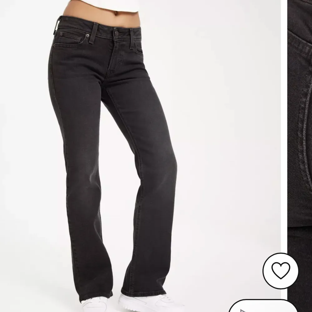 Levis superlow boot cut jeans. Säljer då jag inte tycker de sitter så bra på mig. Knappt använda och är i väldigt bra skick🤍🤍 nypris är 999kr men säljer för 350.. Jeans & Byxor.
