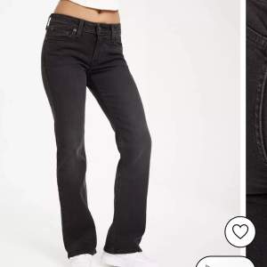 Levis superlow boot cut jeans. Säljer då jag inte tycker de sitter så bra på mig. Knappt använda och är i väldigt bra skick🤍🤍 nypris är 999kr men säljer för 350.