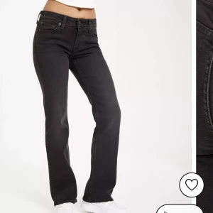 Levis jeans - Levis superlow boot cut jeans. Säljer då jag inte tycker de sitter så bra på mig. Knappt använda och är i väldigt bra skick🤍🤍 nypris är 999kr men säljer för 350.