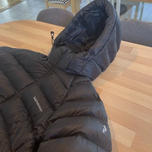 Peak Performance - vinter jacka - Säljer min jacka, skicket är som nyskick och använt den 1 vinter, säljer den pågrund utav att den har blivit för liten för mig. Den har  också mycket bra passform. Orginal priset är runt 1400kr och jag säljer den för 700kr. 