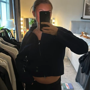 Marinblå overshirt - Säljer denna blå overshirten från Åhléns, använd fåtal gånger så i fint skick!!💕💕💕