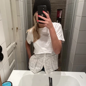 Vitt broderat linne - Super fint vitt linne från zara i M