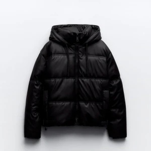 Vinterjacka  - Säljer min jättefina vinterjacka från zara då jag hittat en ny och inte behöver den längre💕 köpte den förra vinterns för 700 kr och aldrig hunnit använda Skriv för fler bilder💕