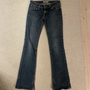 Lågmidjade bootcut jeans  - Från märket Fornarina ❤️de är tyvärr försmå på mig så kan INTE skicka bild hur de ser ut på  Midjemått: 76cm Innerbenslängd: 80cm