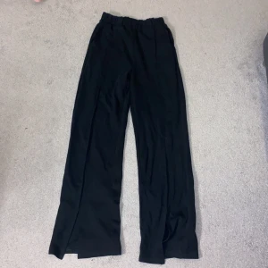 Byxor - Säljer dessa mjukis/kostumbyxor med fickor och slits från Gina tricot , då dem är för långa för mig ,använt 2 gånger. Materialet är mjukt ,Köpte i slutet av sommar 2021 