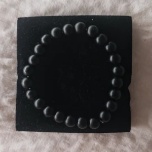 Pärl armband  - Ett svart bacig pärlarmband som går till allt