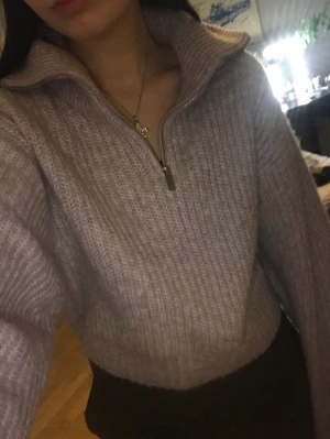 Tröja från Gina Tricot - Jättefin stickad tröja från Gina Tricot, lite croppad och oversized i modellen. Köpte den begagnat nyligen men jättefint skick💜