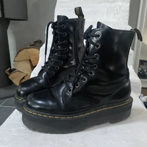 Dr.martens Jadon - Väldigt välanvända som ni kan se på bilderna men dem har mer att ge 🫶