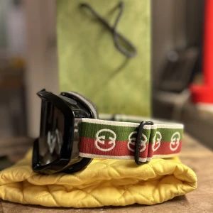 Gucci ski goggles - Ski goggles from Gucci  Gucci after ski collection  Used during a ski trip, unfortunately with a scratch on the right side of the goggle. Probably easy to fix. Either in store or in another way.  Authentication certificate included.   $ 1.100  