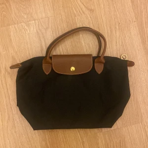 Longchamp väska - Så fin, nästan helt oanvänd, tyvärr inte min stil. 