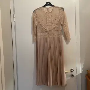 Spetsklänning från Zara i nästintill oanvänt skick