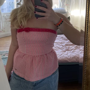 Tubtopp 🪩🖤 - Rosa jättegullig tubtopp från hollister, köpt från sellpy för 300kr 💌 jag har aldrig använt den då det är en liten fläck (som egentligen knappt syns på)  Säljer den billigare för det 💘 Storlek M men känns definitivt som en S.