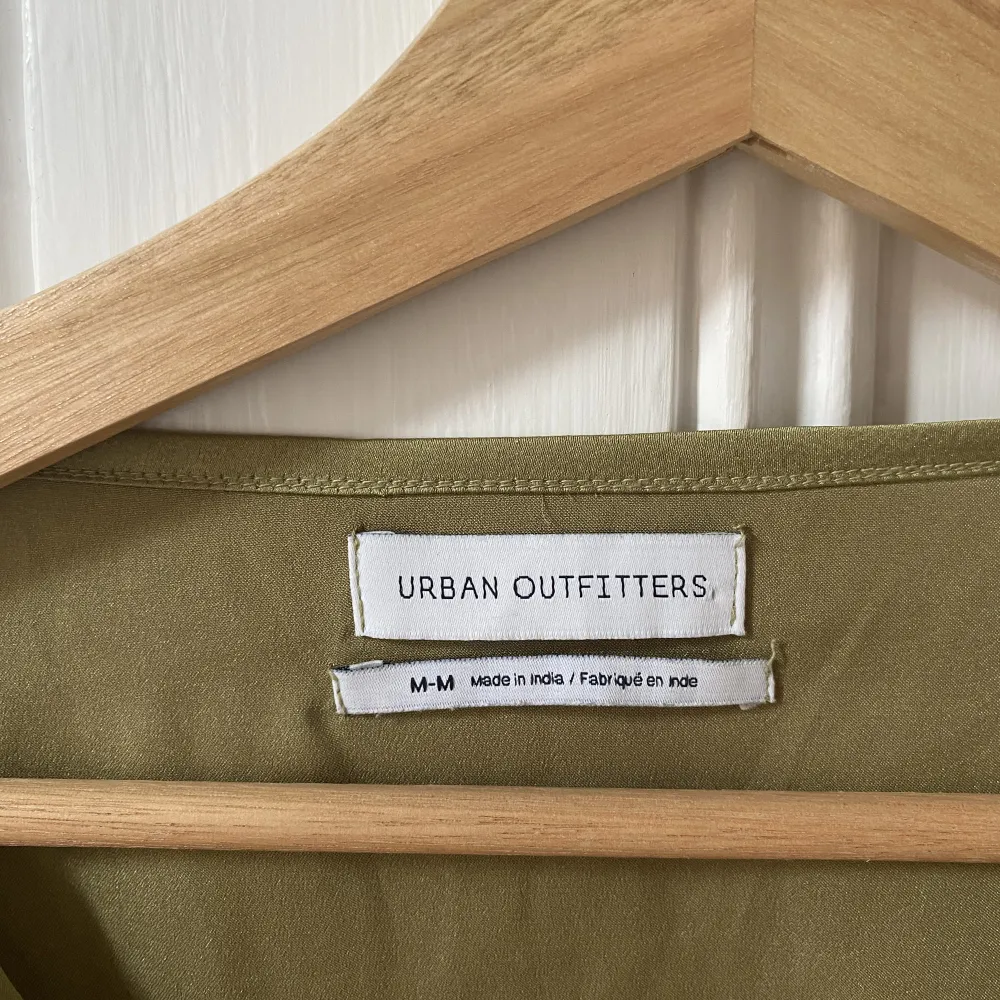 Otroligt fin grön topp i silkigt material från Urban Outfitters!!. Blusar.