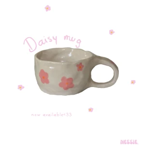Daisy Mug - Daisy muggen är en återkommande favorit🫶🏼🫶🏼🥹    Det är en handgjord mugg av mig<3 muggen är mat, mirko och ungssäker. Finns endast en Daisy Mugg så passa på!!💗 Dimensioner: 10.5 cm diameter 6 cm lång