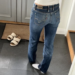 Bootcut jeans från Levis - Jeans från Levis med bootcut. Fint skick. Kan inte hitta storlek men de passar mig som är 170 och brukar ha S eller 36 i byxor. Tvärsöver midjan är det 36 cm och innerbenslängden är 78 cm. Frakt tillkommer. Använd gärna köp nu!