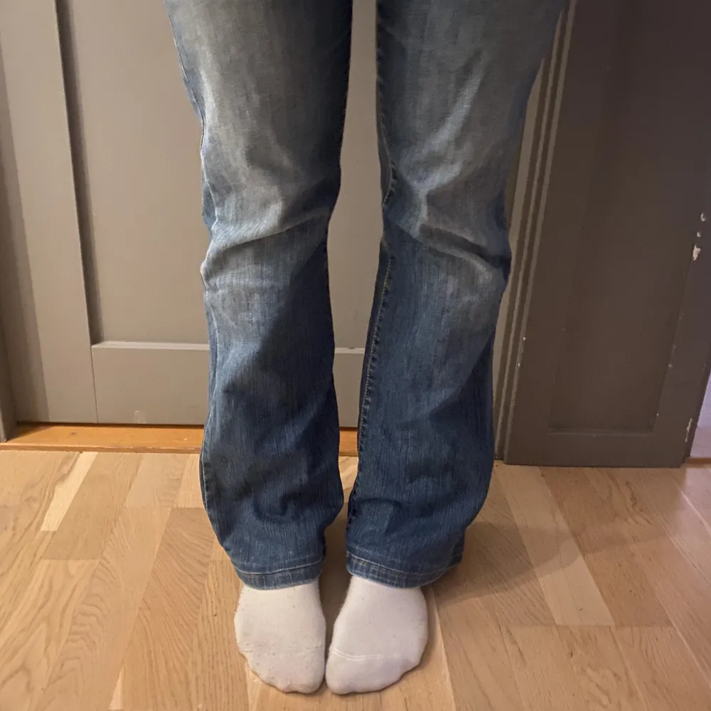 UR snygga Levis jeans, perfekta till vardags och fest!!! Köpta second hand och bara använda 2 gnr💘hon på bilden är 1.69 och de är perfekt längd på henne!. Jeans & Byxor.