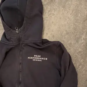 Säljer en peak performance zip hoodie i storlek xs men kan även passa en med s. Bra skick på den. 