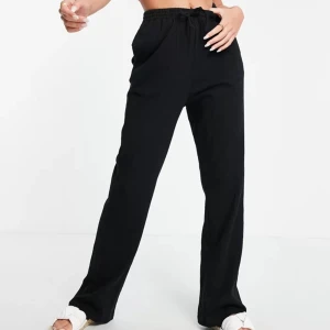 Svarta byxor - Svart byxa med raka ben i krinklet bomullsjersey. Använd fåtal gånger mycket bra skick