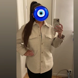 Beige HM kappa - Säljer min super mysiga Beige HM kappa då jag använder den inte längre köpt förra höst för 500kr knapp använd så den är som ny sick. Storlek S men passar M lika bra! 