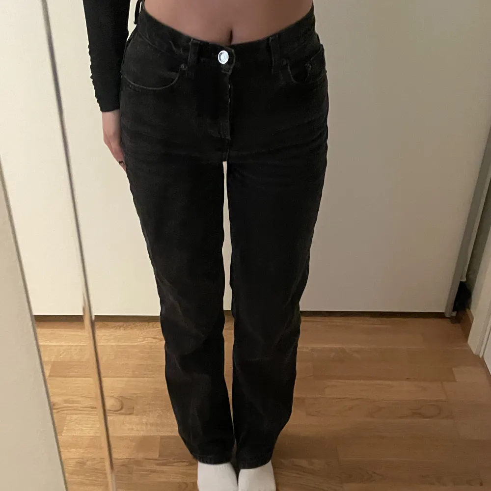 Svarta jeans från asos i storlek xs som inte kommer till användning längre🩷 . Jeans & Byxor.
