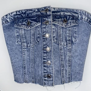 Denim korsett/topp - Helt oanvänd topp från shein, då den är för liten för mig. Jättefint material, fransig längst ner. Knäpper med knapparna framtill, resor i ryggen.