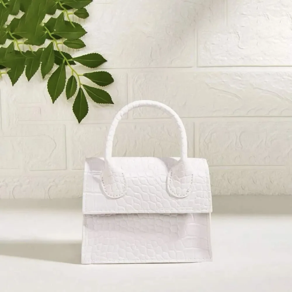 En vit liten väska , som tyvärr inte kommer till användning . Matchar alla outfits . Man kan använda den med kedja , och utan .. Väskor.