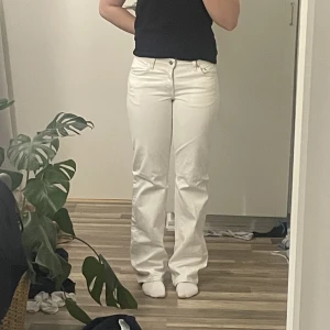 lågmidjade jeans - säljer dessa jeans i modellen arrow från weekday i storlek 27/32. jag är 168cm🫶🏻🫶🏻