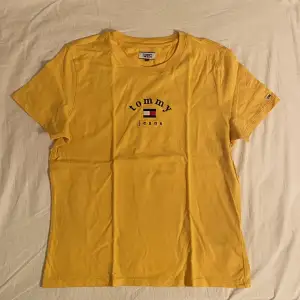 Säljer denna Tommy hilfiger t-shirt i storlek L. Aldrig använd endast provad❤️nypris 500kr, därav priset