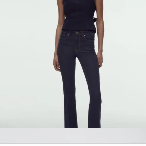 mid Waist jeans  - säljer mina superfina marinblåa jeans ifrån zara💘💘! använd ett fåtal gånger men inte tecken på använding🥰
