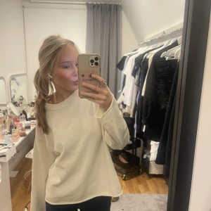 Stickad tröja  - En asnajs tunnare finstickad tröja från hm, har en liknande som jag använder mer därav säljer jag denna. Knappt använd❤️