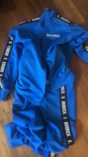 Nike tech, hoodrich dress - Nike tech grön o grå hoodrich blå dress. Storlek s- pris går o diskutera. Nike tech 1000 st båda för 1800 hoodrich 500 