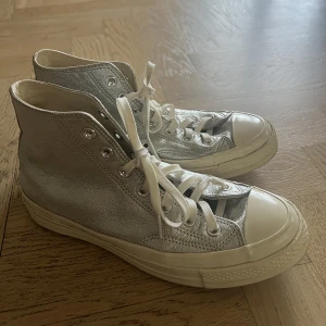 Silver converse - Väldigt bra skick, använda några gånger, lite smutsig på ytan man går på! Nypris runt cirka 700 kr, men säljer för 400kr🫶