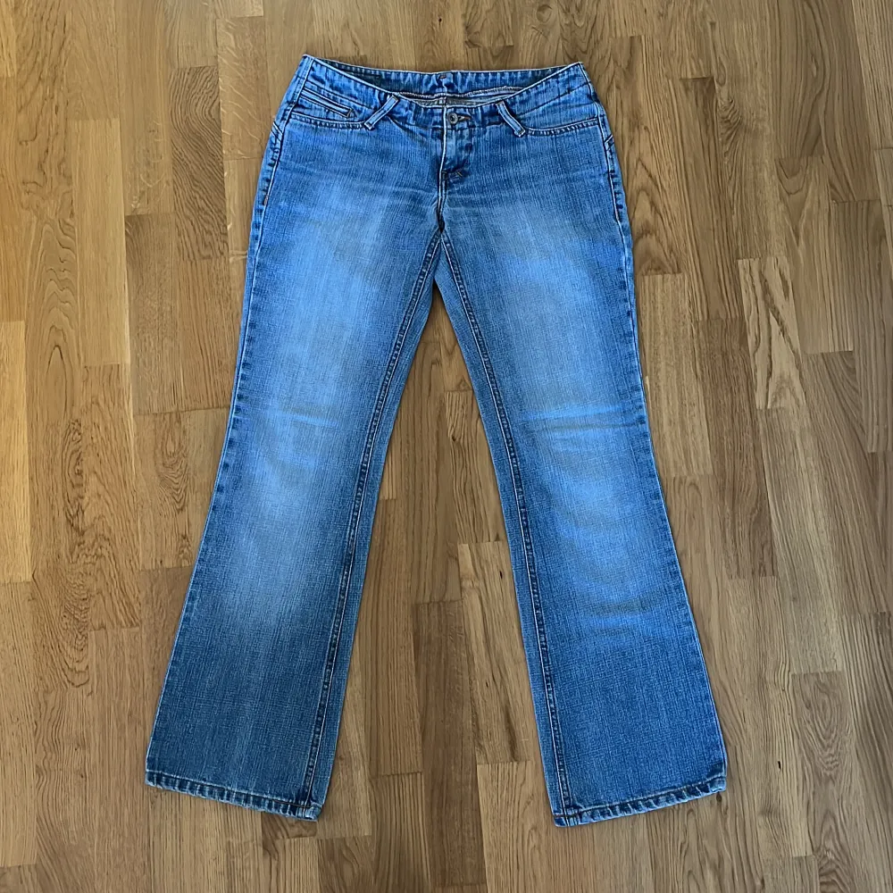 Säljer ett par så snygga lågmidjade jeans som tyvärr inte kommer till användning! Midjan är ca 39 cm och Innerbenslängden är ca 80cm❤️. Jeans & Byxor.