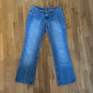 Säljer ett par så snygga lågmidjade jeans som tyvärr inte kommer till användning! Midjan är ca 39 cm och Innerbenslängden är ca 80cm❤️