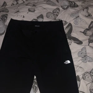 The North face grivola byxor - THE NORTH FACE her GRIVOLA TROUSERS, använt ett par gånger är i typ ny skick 🙌✨