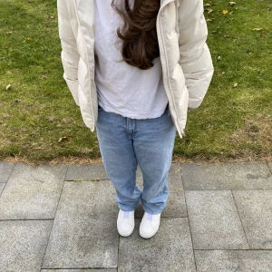 Ljusa Levis jeans  - Levis jeans i ny skick knappt använda, straight i benen. Fråga om ni vill ha fler bilder! 