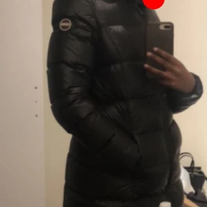 Colmar jacka - Jag säljer min fina vinterjacka, som jag använd ett fåtal gånger och tyvärr vill sälja då den inte kommer till användning. Ordinarie pris 5990 men säljs för 1700 pris kan diskuteras! Jackans dragkedja e sönder man allting annat ser bra ut!